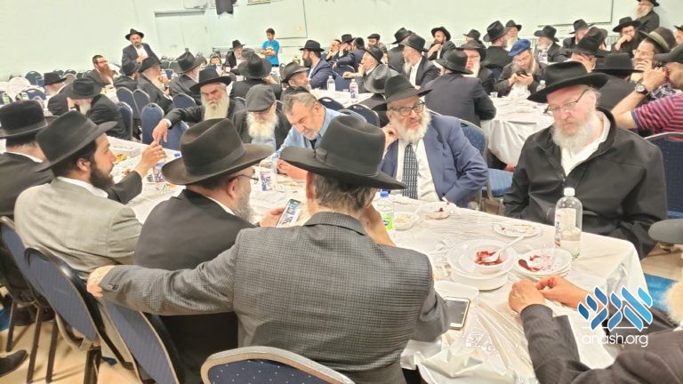 Montreal Crowd Celebrates Chag Hageulah