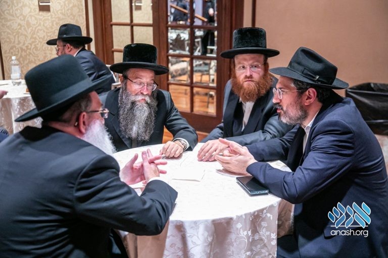 Mosdos Gather for Emergency Meeting on Education