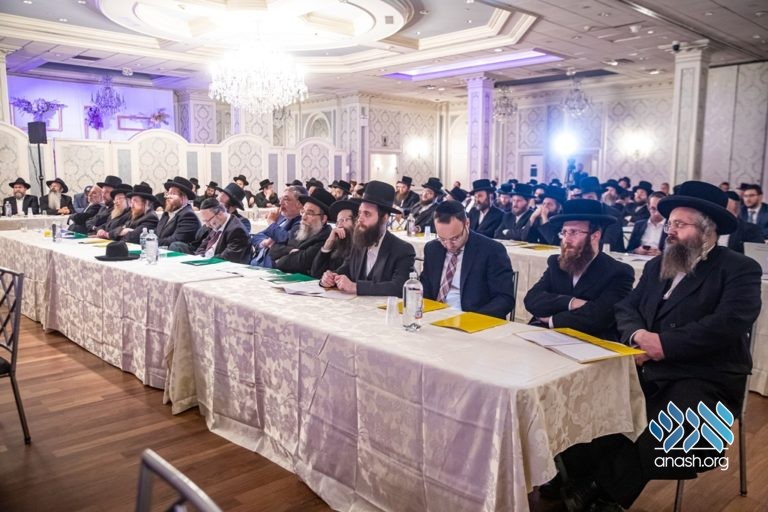 Mosdos Gather for Emergency Meeting on Education