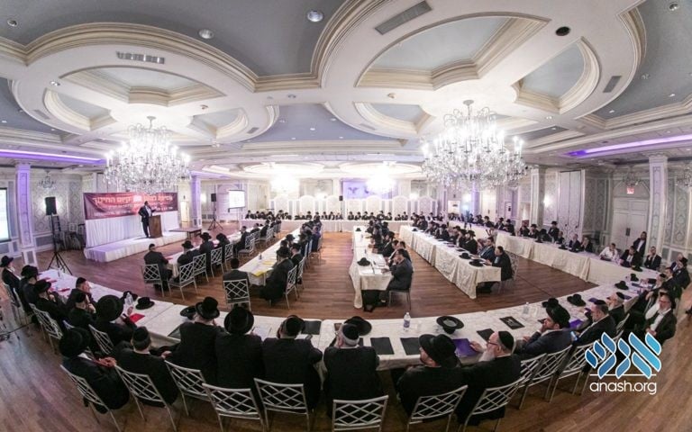 Mosdos Gather for Emergency Meeting on Education