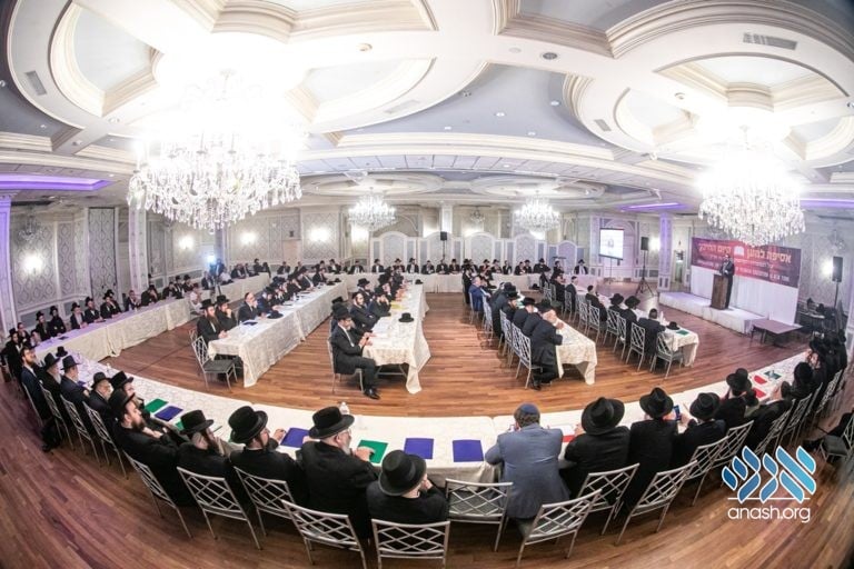 Mosdos Gather for Emergency Meeting on Education