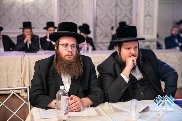 Mosdos Gather for Emergency Meeting on Education