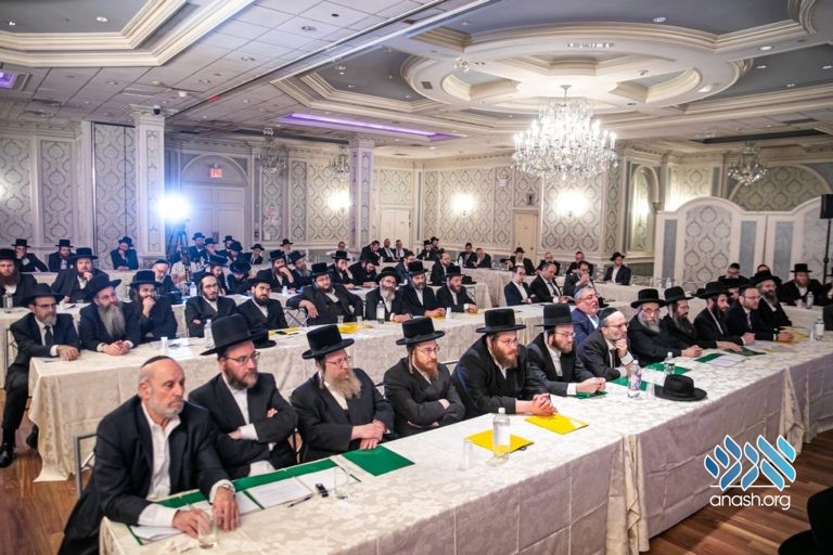 Mosdos Gather for Emergency Meeting on Education