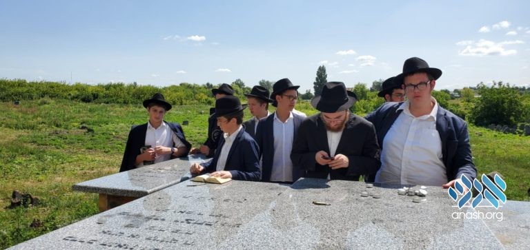 Tzfas Yeshiva Visits Kevorim of the Rabbeim