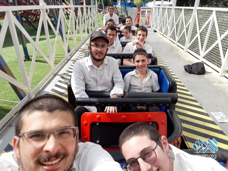 A Day in the European Yeshivas Kayitz