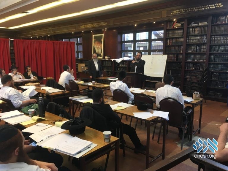 Summer Mechanchim Course Underway