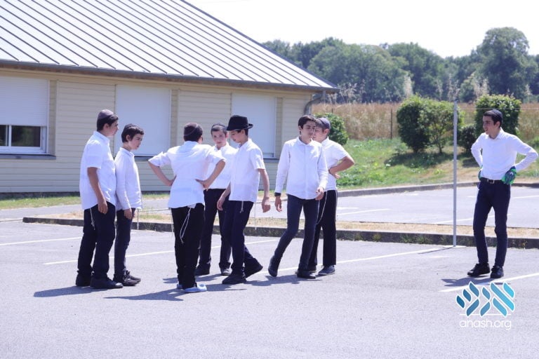 A Day in the European Yeshivas Kayitz