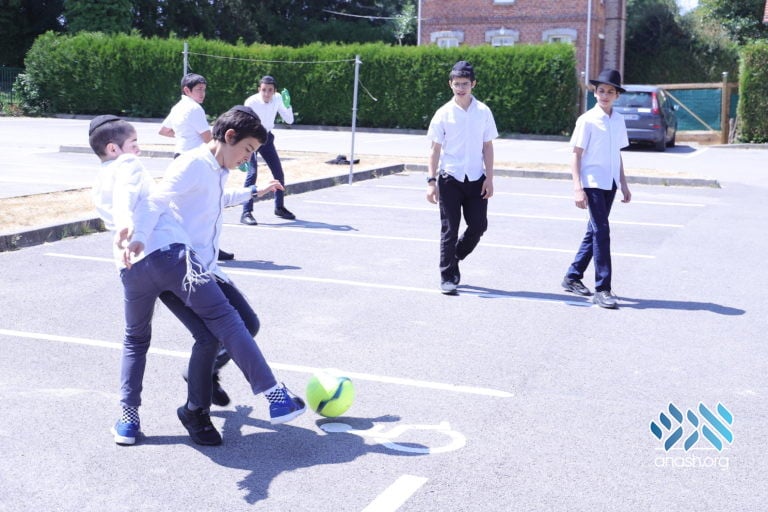 A Day in the European Yeshivas Kayitz