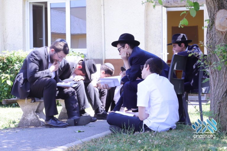 A Day in the European Yeshivas Kayitz