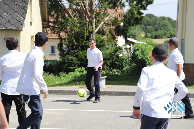 A Day in the European Yeshivas Kayitz