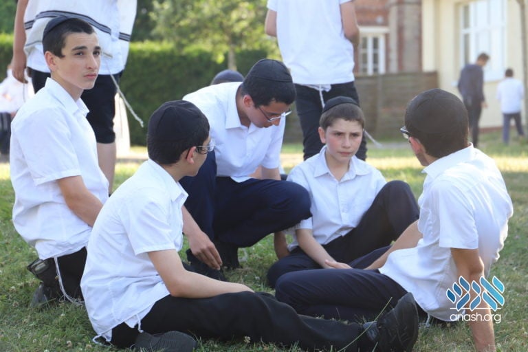 A Day in the European Yeshivas Kayitz