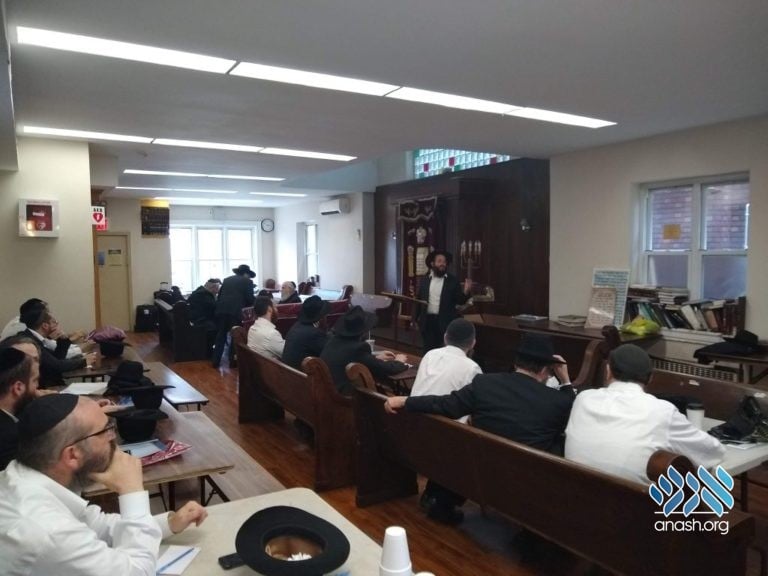 Shluchim Receive Rabbanut Certification