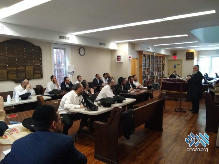 Shluchim Receive Rabbanut Certification