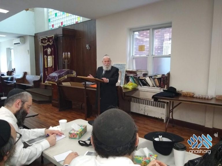 Shluchim Receive Rabbanut Certification