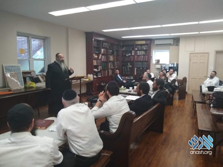 Shluchim Receive Rabbanut Certification