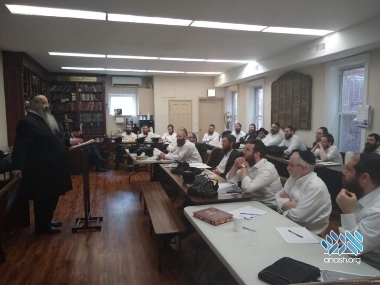 Shluchim Receive Rabbanut Certification