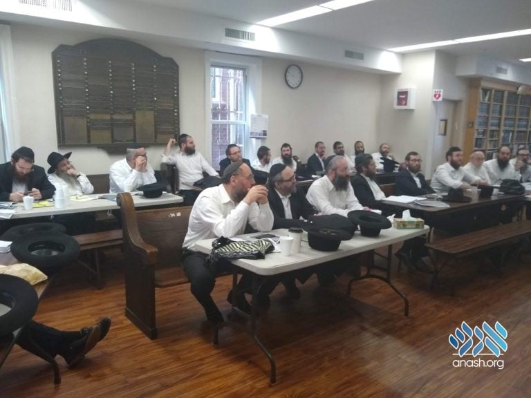 Shluchim Receive Rabbanut Certification