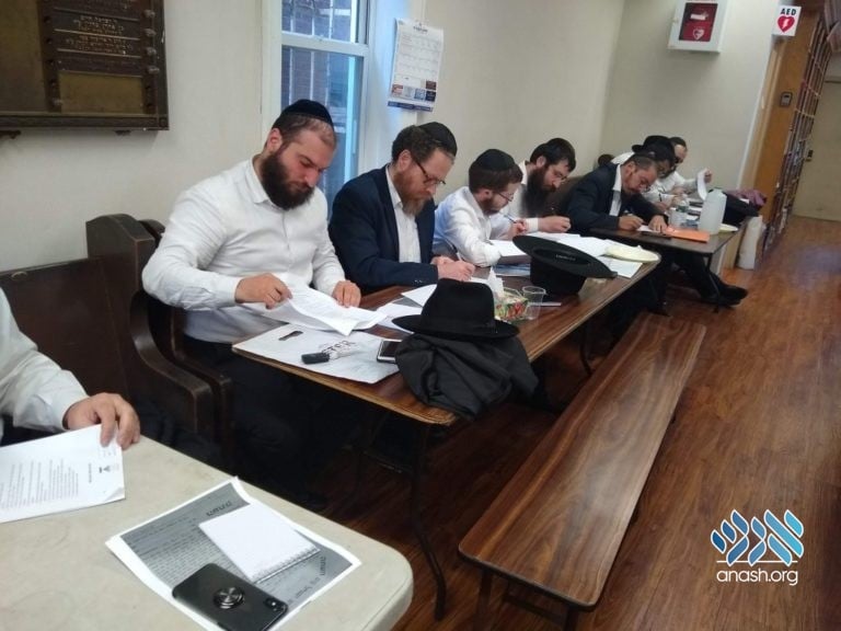 Shluchim Receive Rabbanut Certification