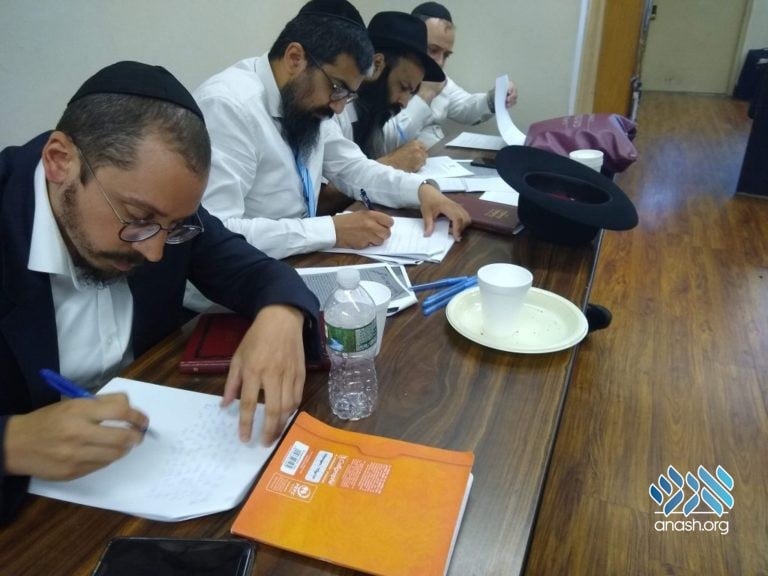 Shluchim Receive Rabbanut Certification