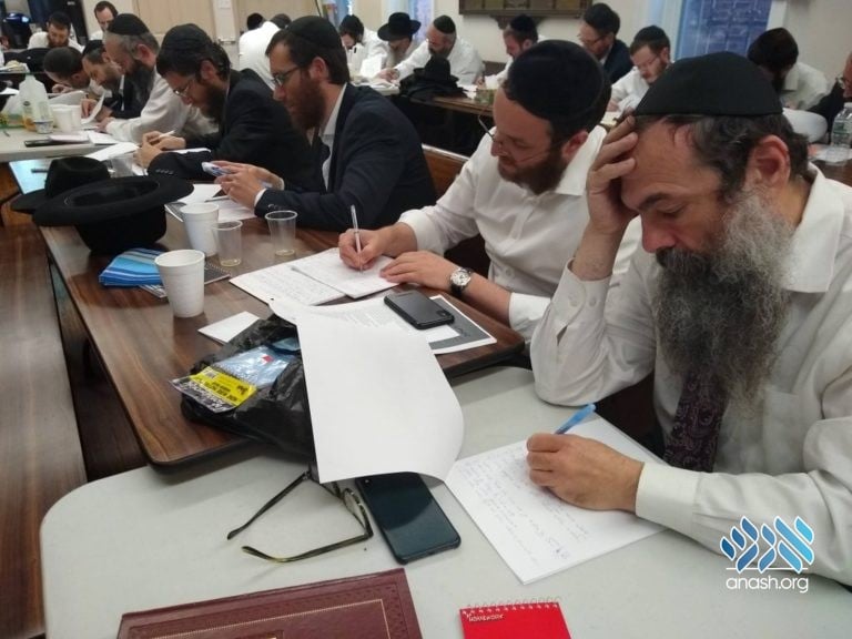 Shluchim Receive Rabbanut Certification