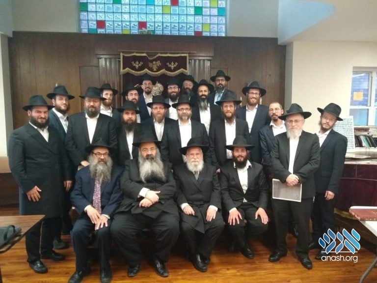 Shluchim Receive Rabbanut Certification