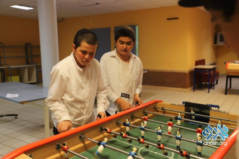 A Day in the European Yeshivas Kayitz