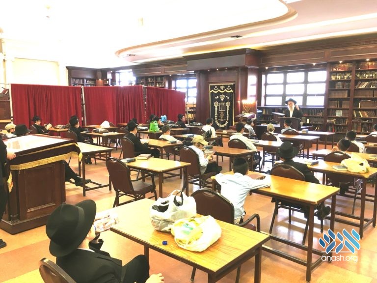 Tzeirei Hatmimim Hosts Rosh Yeshiva