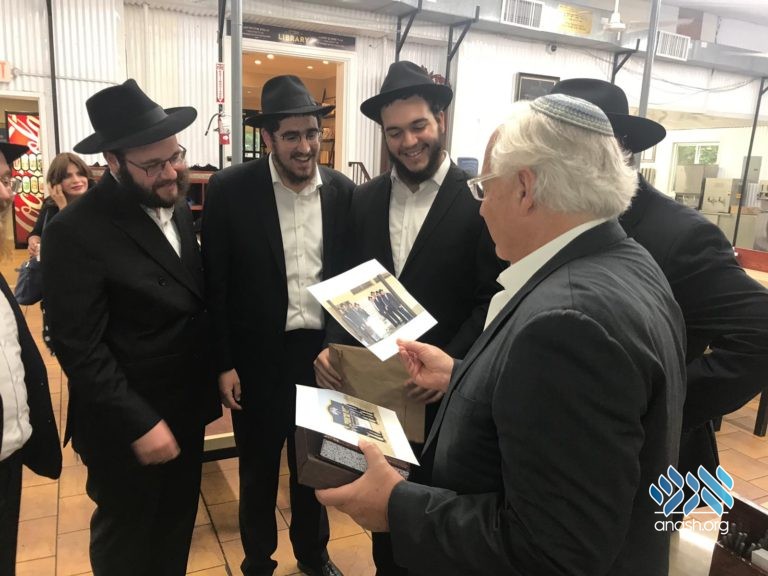 Ambassador Visits Ohel, Receives Ramat Trump Tanya