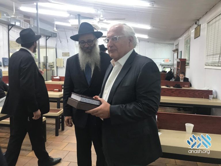 Ambassador Visits Ohel, Receives Ramat Trump Tanya