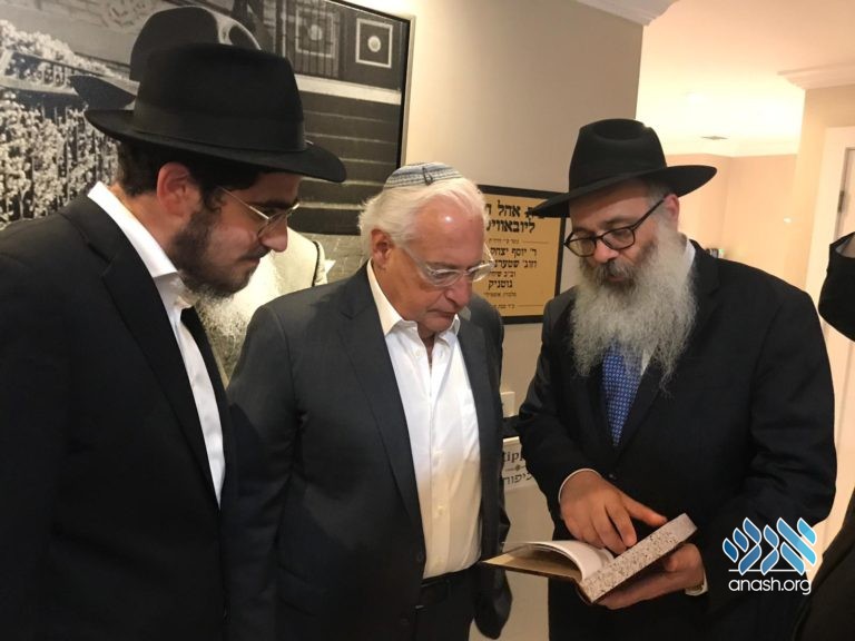 Ambassador Visits Ohel, Receives Ramat Trump Tanya
