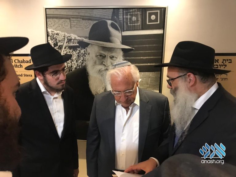 Ambassador Visits Ohel, Receives Ramat Trump Tanya