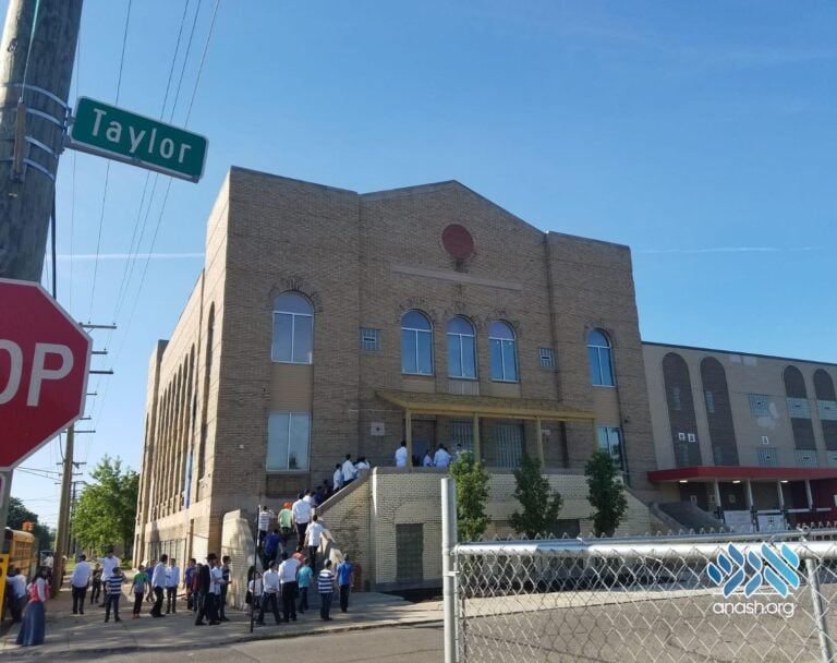 Taylor Street Shul, where over seven thousand Jews welcomed the Frierdike Rebbe. 
