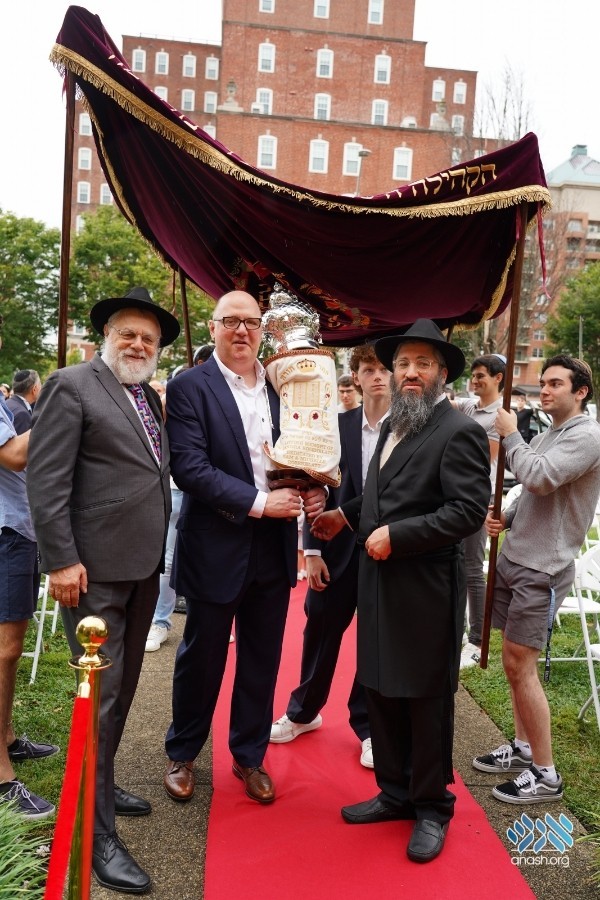 Johns Hopkins Chabad Celebrates New Torah And Building Dedication