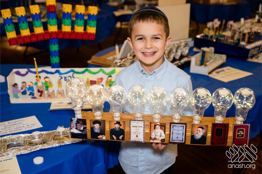 Talmidim Compete in Chassidishe Menorah Contest