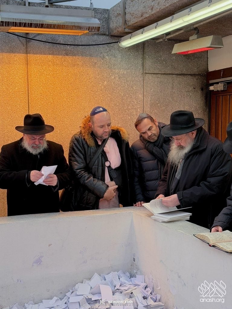 They prayed inside the Ohel, accompanied by Rabbi Sholom Duchman of Colel Chabad.