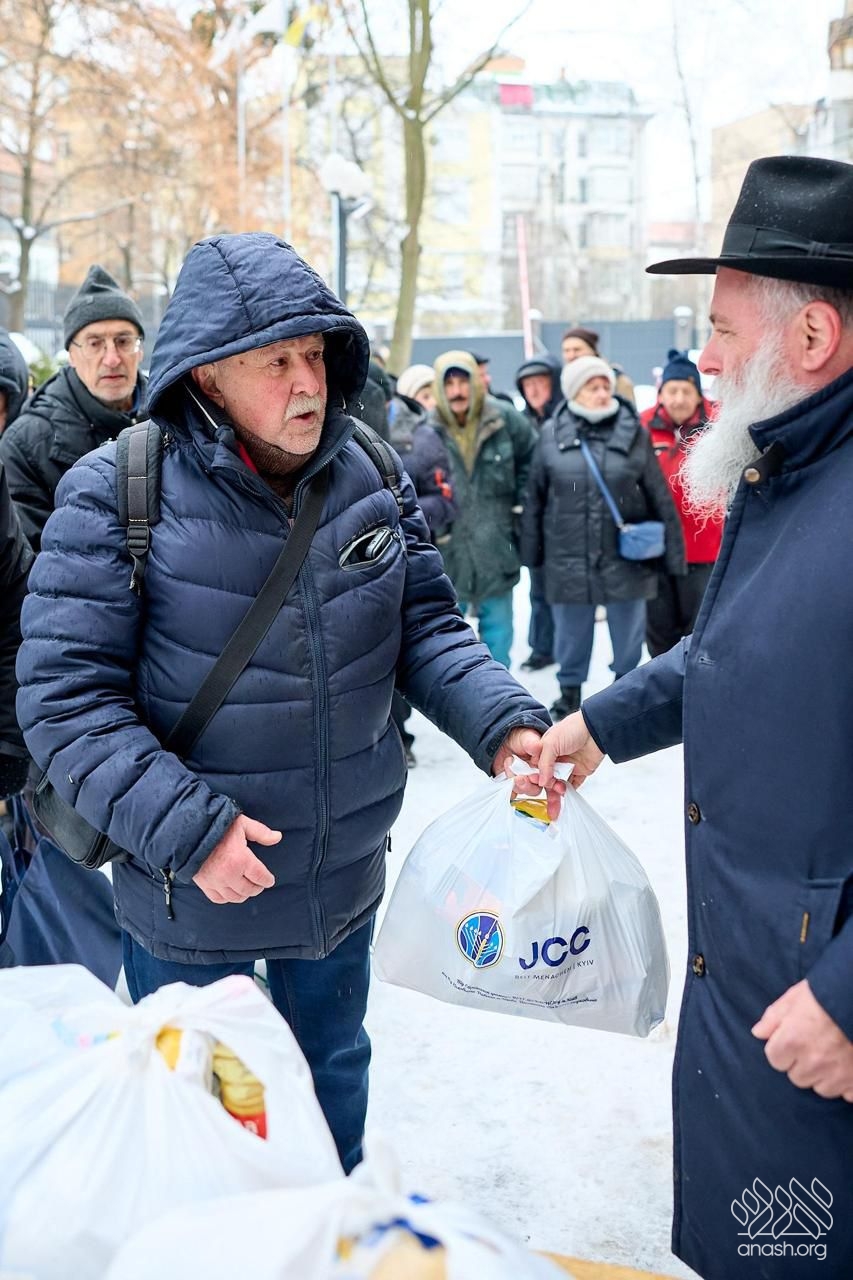 Kyiv Jews Mobilize Emergency Relief as City Freezes Below Zero