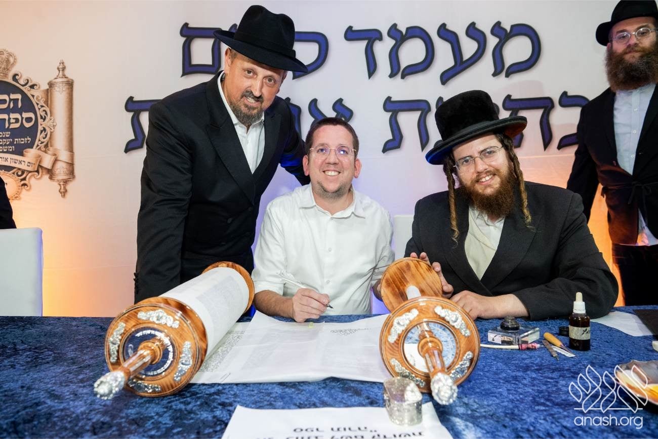 Hershkop Family Welcomed New Sefer Torah to Yaki Shul
