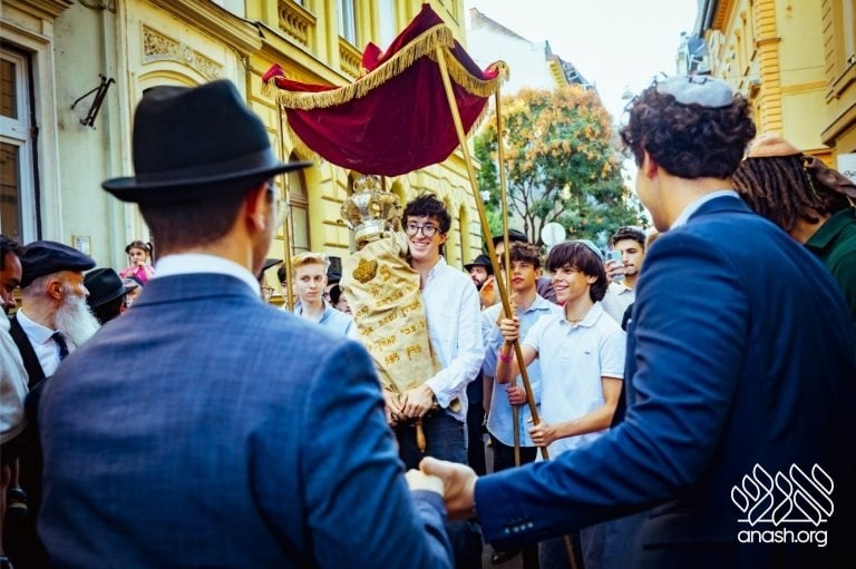 Historic Budapest Shul Reopens as First Teen-Run Shul