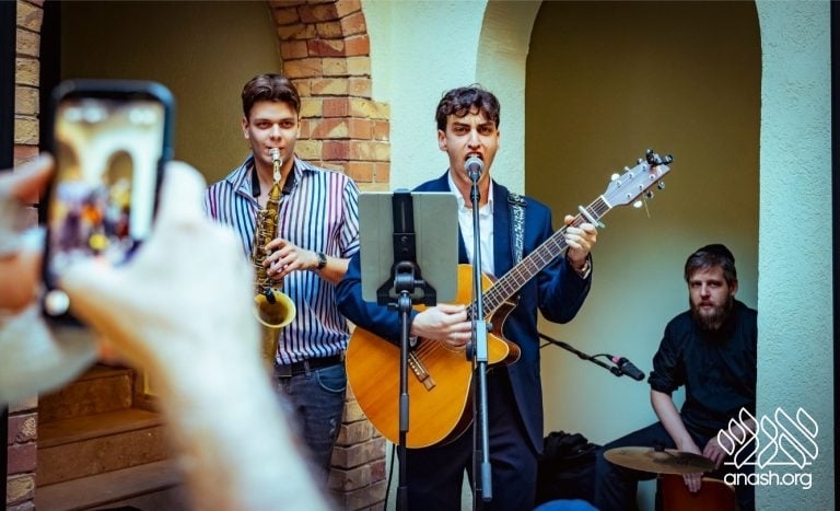 Historic Budapest Shul Reopens as First Teen-Run Shul