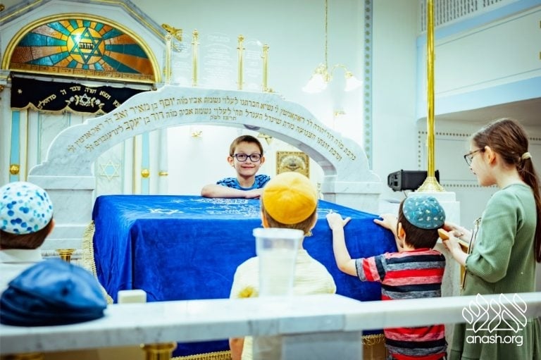 Historic Budapest Shul Reopens as First Teen-Run Shul