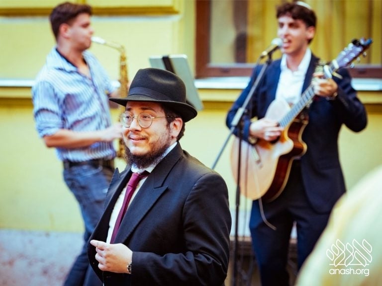Historic Budapest Shul Reopens as First Teen-Run Shul