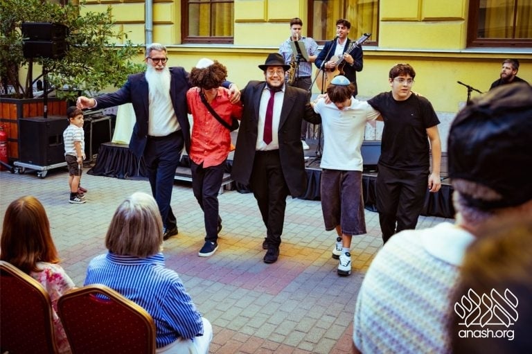 Historic Budapest Shul Reopens as First Teen-Run Shul