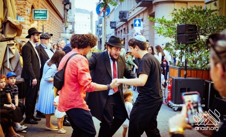 Historic Budapest Shul Reopens as First Teen-Run Shul