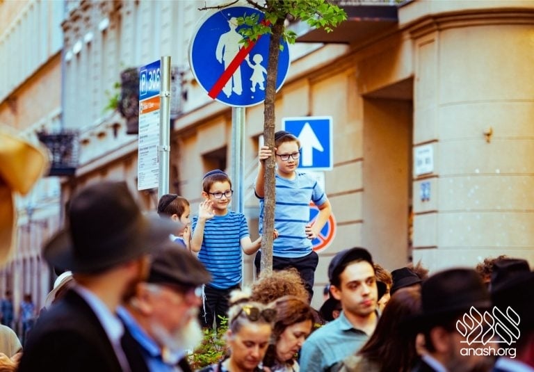 Historic Budapest Shul Reopens as First Teen-Run Shul