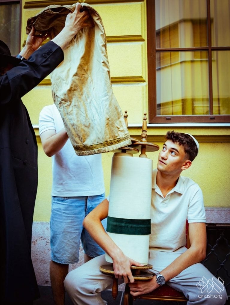 Historic Budapest Shul Reopens as First Teen-Run Shul
