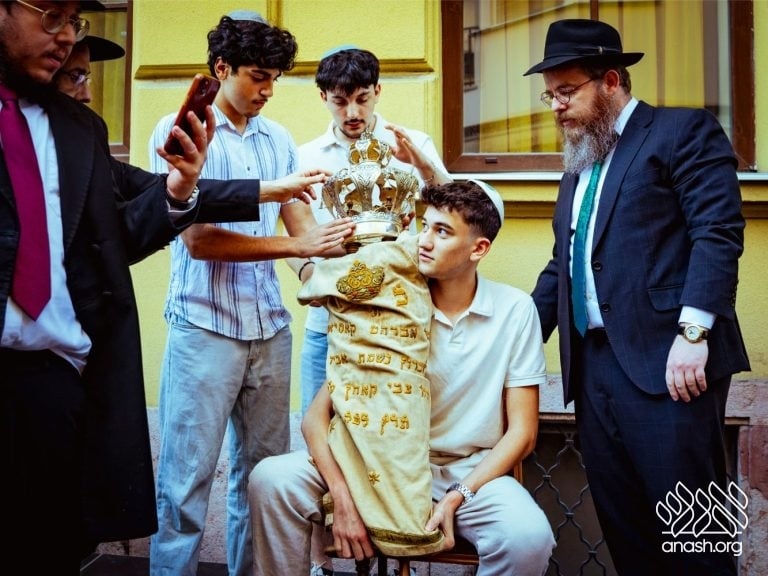 Historic Budapest Shul Reopens as First Teen-Run Shul
