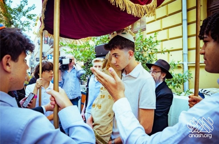 Historic Budapest Shul Reopens as First Teen-Run Shul