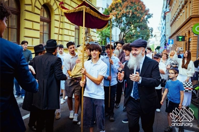 Historic Budapest Shul Reopens as First Teen-Run Shul