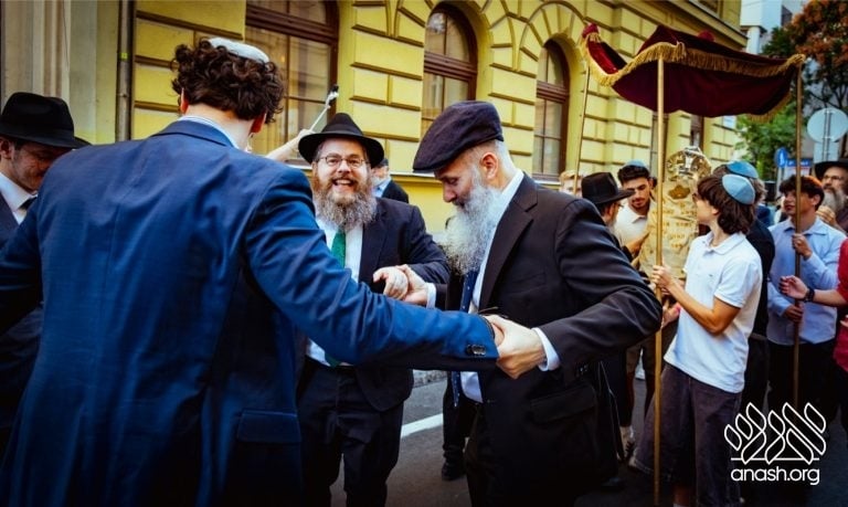Historic Budapest Shul Reopens as First Teen-Run Shul