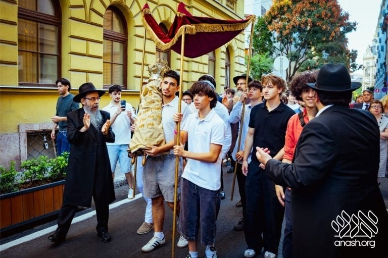 Historic Budapest Shul Reopens as First Teen-Run Shul